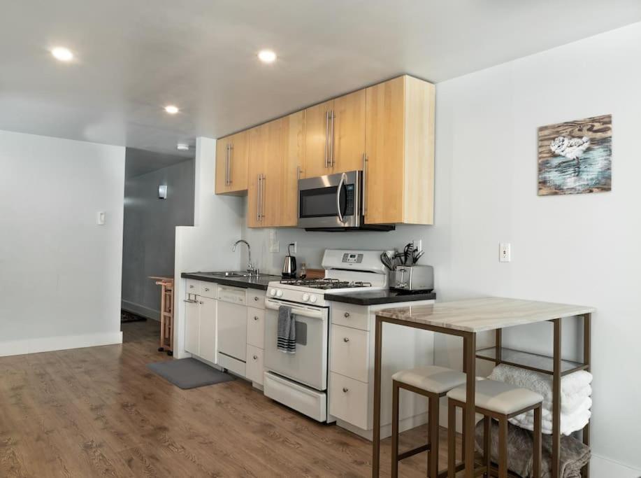 אנקורג' Modern Condo Steps From The Ocean מראה חיצוני תמונה